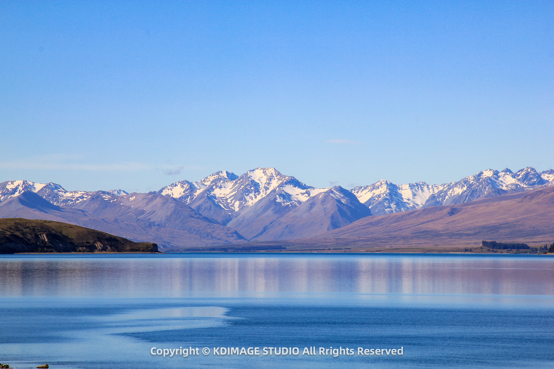 Lake Tekapo，新西兰的诗与梦之境。 晨曦微露，薄雾轻笼湖面，雪山倒影如