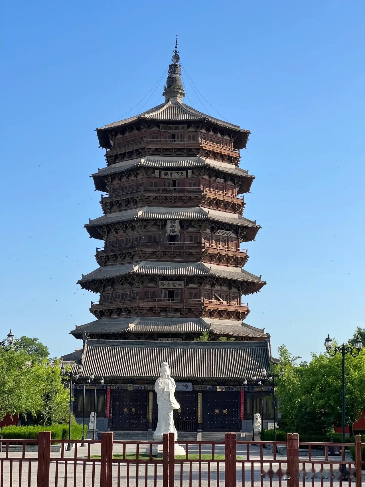 📍 穿越千年的古韵，应县佛宫寺木塔以其67.3米的高度，屹立不倒，成为当之无愧