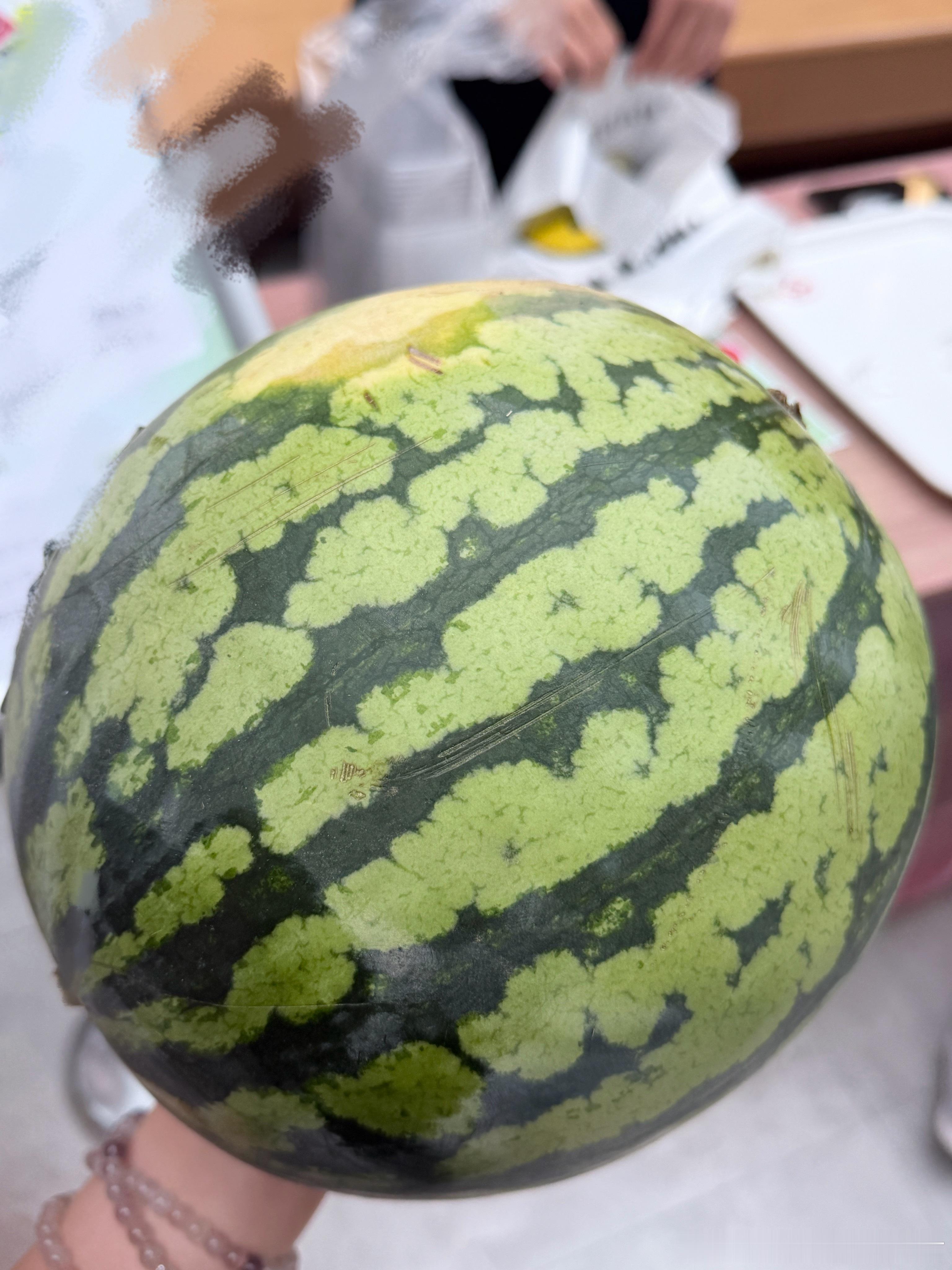 中午行政搞了个套圈活动，摆了一地的西瓜，我去的晚没剩多少了但还是一击必中抱走一个