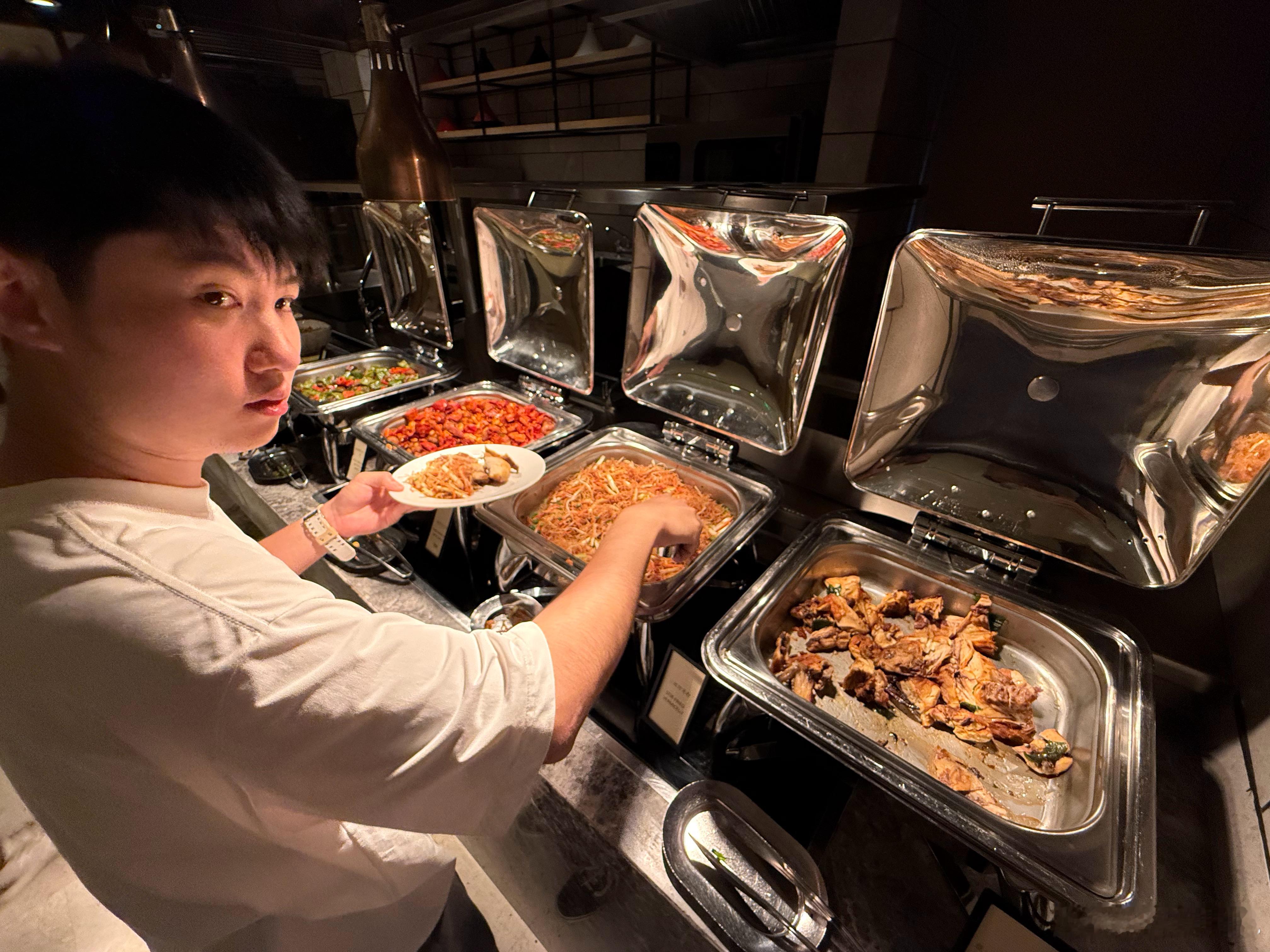 今晚个自助餐食到宏哥，差评！真系一般的自助餐，宁愿去吃麦当劳！ ​​​