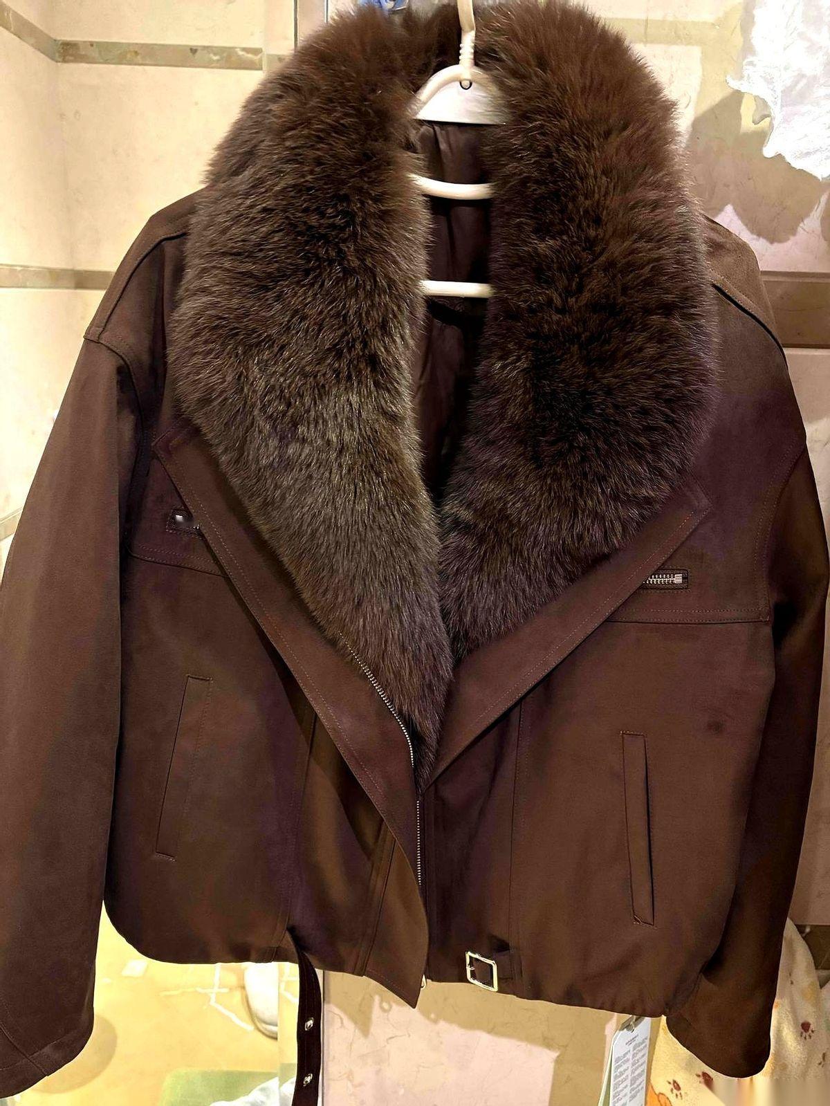 真的绝了。
今天陪女儿去奥莱，看见小姑娘衣服上那圈毛茸茸的狐狸领，我差点以为自己