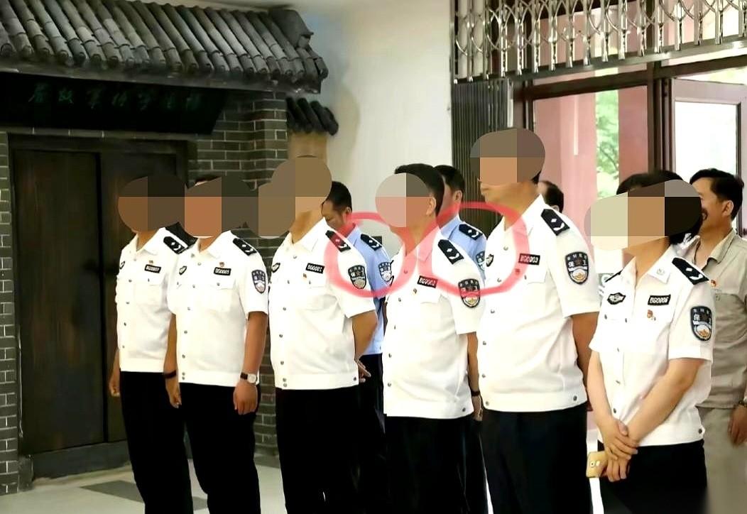 一张合影，前排清一色的白衬衫，肩上扛着“一道杠加三颗星”的三级警监。气场稳稳的，