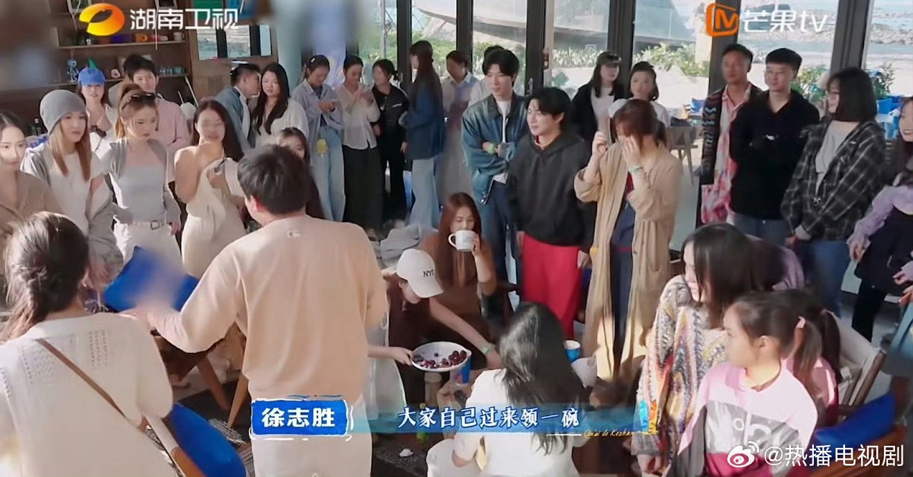 王鹤棣向大家推介儋州特色美食棣棣带着大家认识儋州本土美食，多款特色食材与小吃各具
