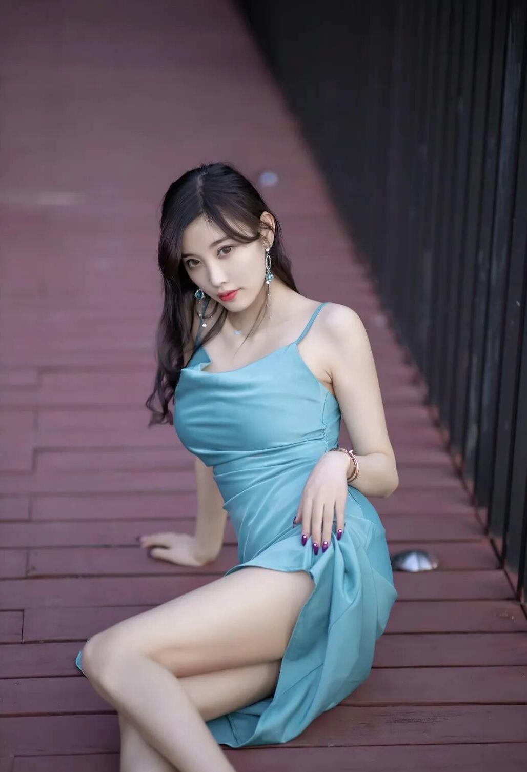 夏日风情，蓝裙飘逸，阳光下的迷人时刻