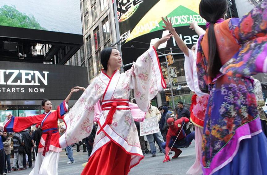 用饺子征服波士顿？在美国街头穿汉服，弹古筝就传递了中国文化？我们还是要客观地看待