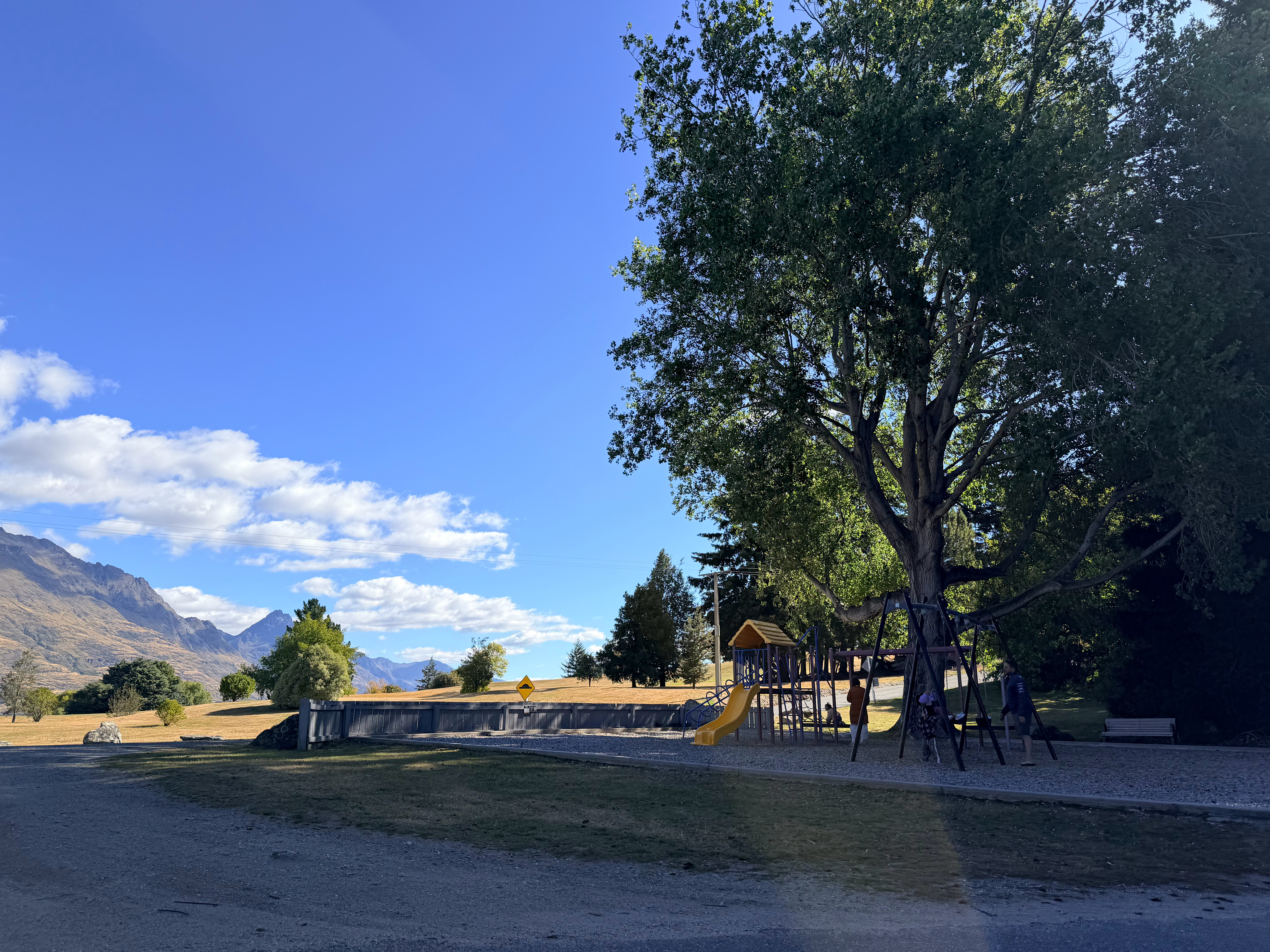 找到了特别适合你的高尔夫球场！可以住在山边，看雪山看皇后镇湖，可以打高尔夫 新西