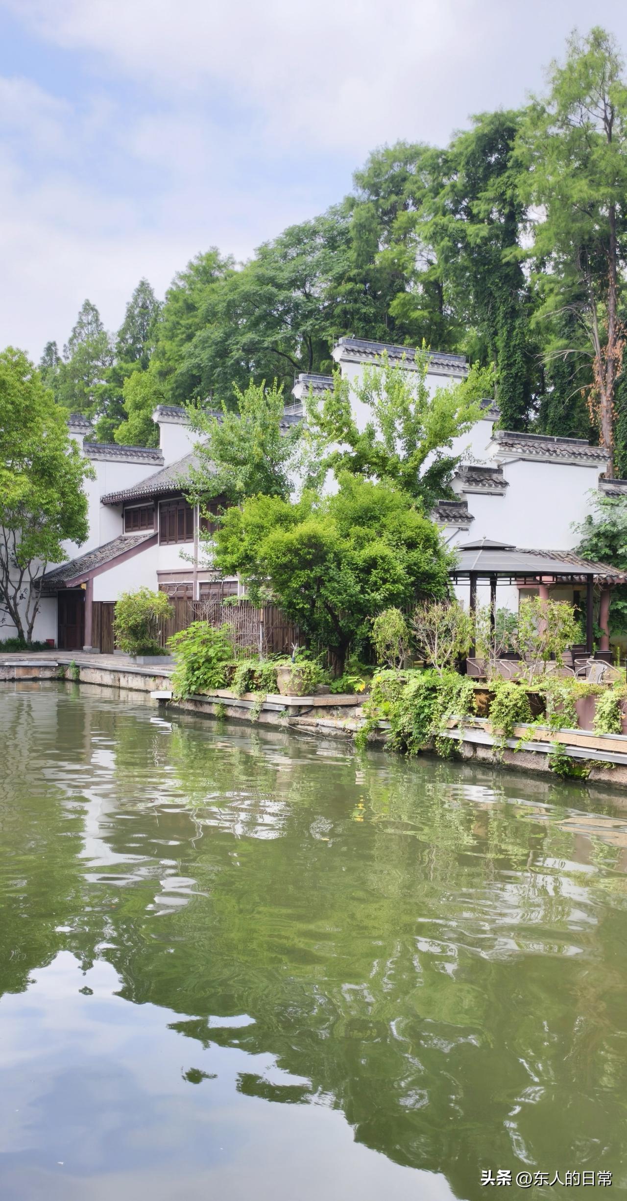 风景这边独好！南京免费的小众景点∽水街

古老的明城墙下，秀丽的秦淮河边的水街。