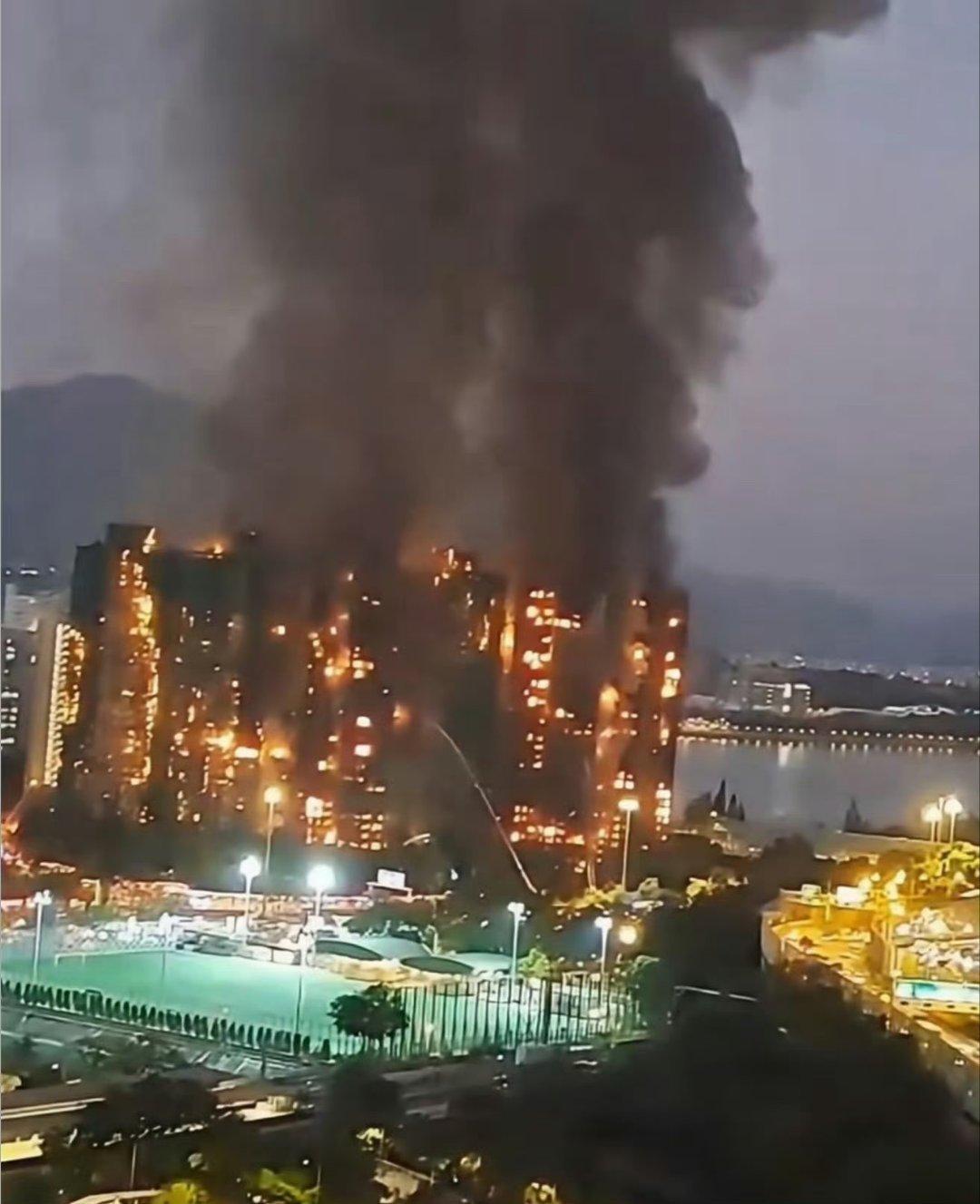 香港火灾: 火灭了没有？八点点了。 来个香港的朋友说说。好惨遇难40人， 失联这