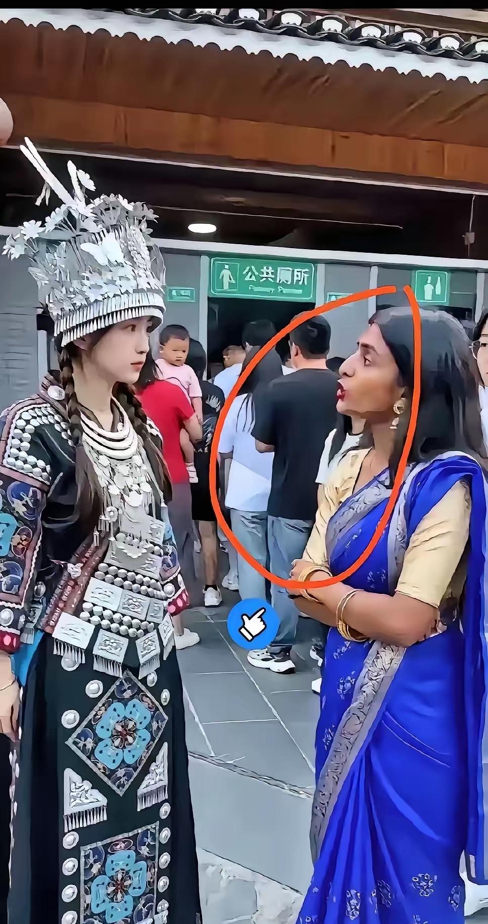 贵州景区，一印度女子不排队上厕所，还理直气壮：在印度我们不用排，要排也是你们排！