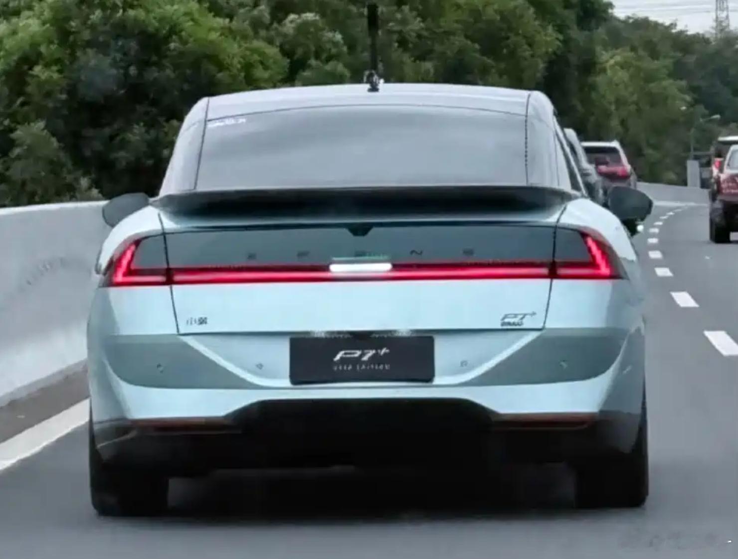 小鹏P7+增程版的实车图。一套1.5T增程器配上180kW电机，还塞进了49.2