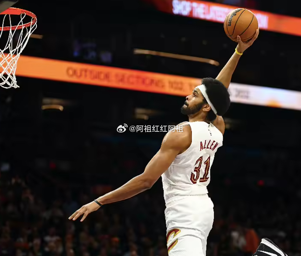 NBA常规赛，湖人对阵骑士。上半场骑士在首节占据主动，可在第二节进攻手感下滑，外