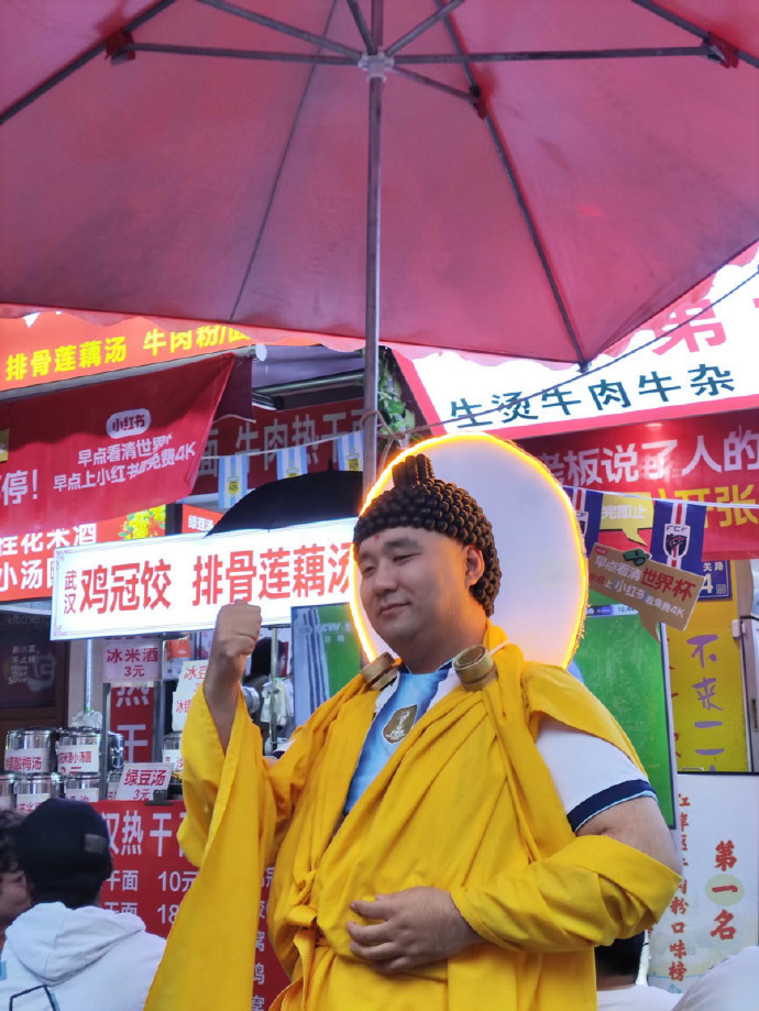 俩老外武汉过早看球赛用中文争武汉街头过早爆笑名场面火速走红，两位外籍食客操着可爱