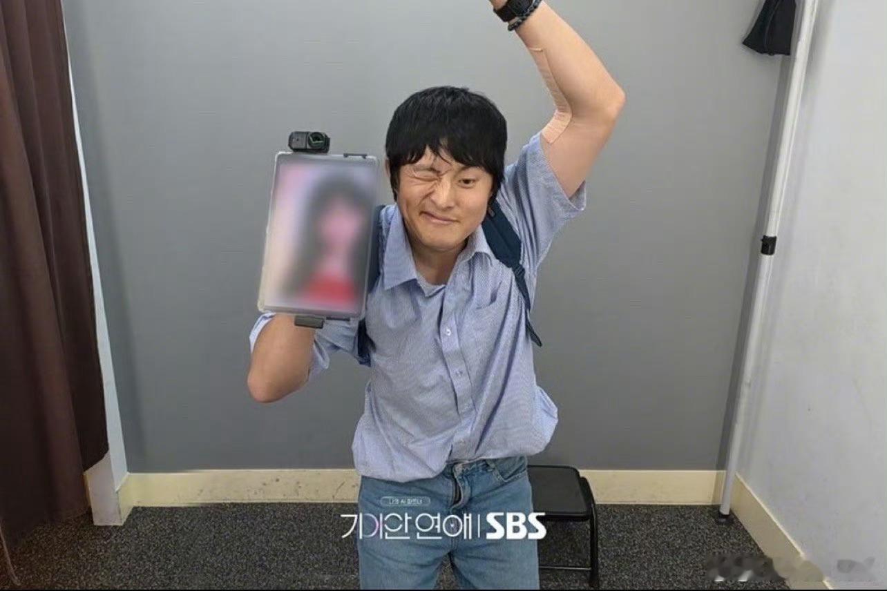 韩国真人明星与ai恋综韩国要推出真人明星和ai的恋综了，和平板一起约会，有点诡异