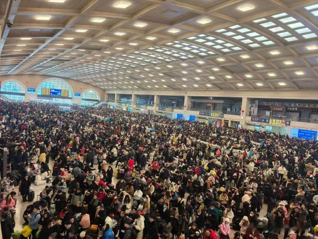 #湖北冻雨有多严重 记者实地探访#今天武汉又下了雪，一些地方还没化掉的冰又冻上了