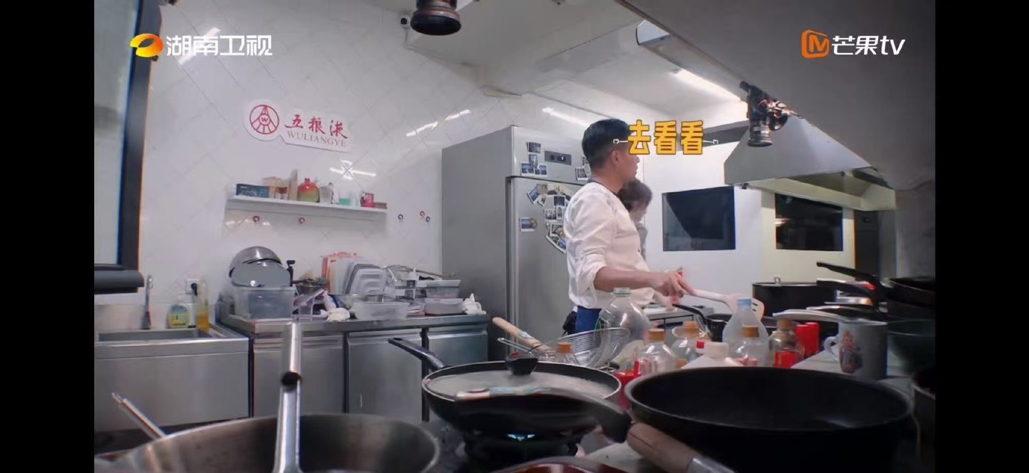 姜妍超绝S型走位中餐厅名场面中餐厅 中餐厅又出名场面了！姜妍因为后厨地滑，走出了