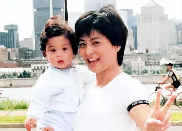 曾经的“甜歌皇后”李玲玉和她的混血儿子杰西。
儿子从蹒跚学步到翩翩少年，妈妈的岁