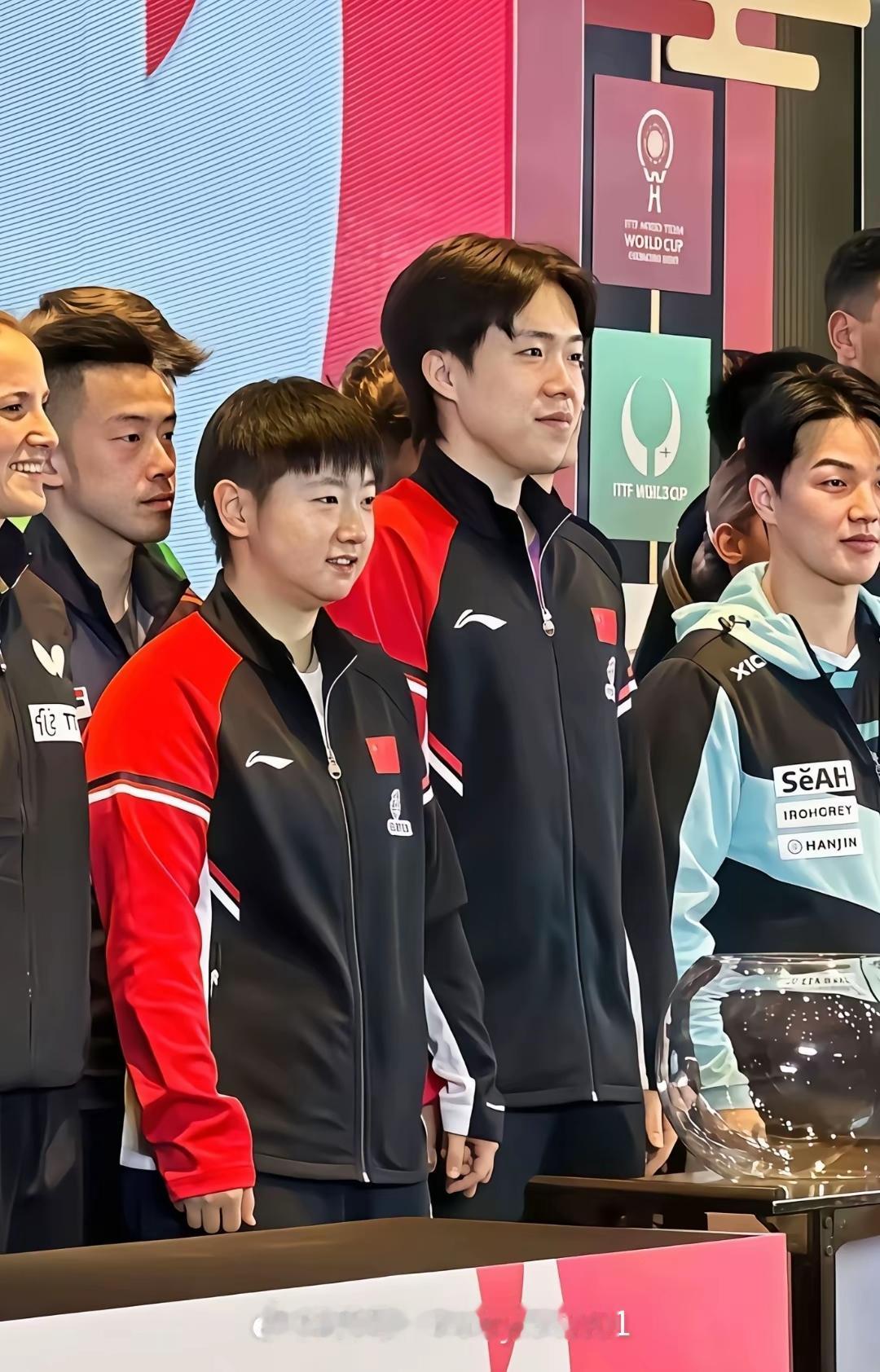 小手一牵，岁岁年年，哈哈，肯定是错位，不然得过年
每次大头和莎莎一起拍照，都是含