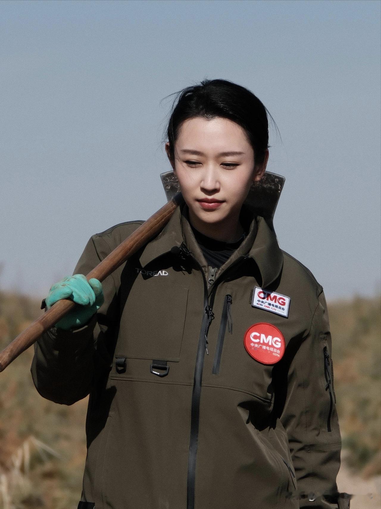 央视新生代主持人王音琪，播报沉稳灵动专业扎实，常深入基层记录百姓日常，以热忱传递