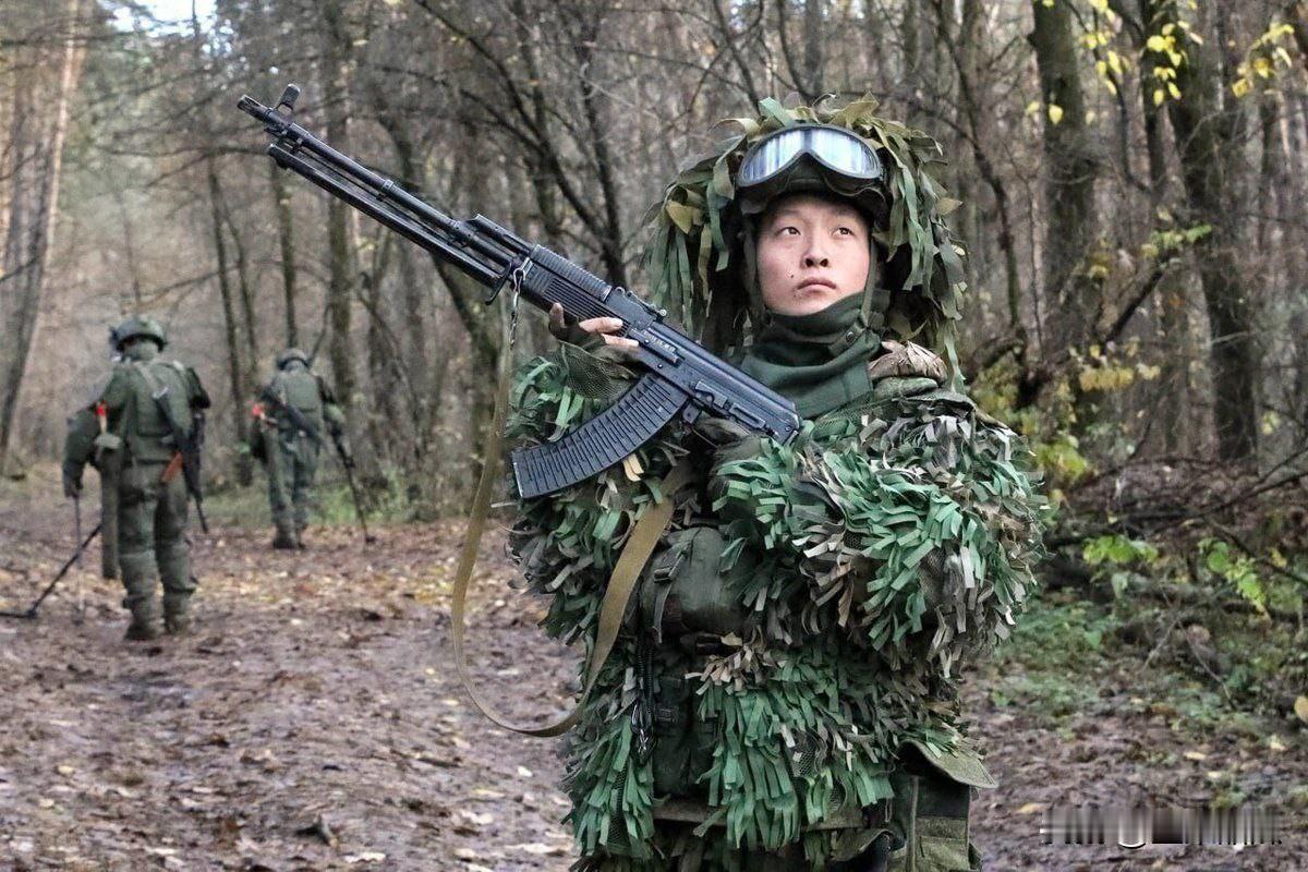 俄罗斯媒体公布，朝鲜志愿军在库尔斯克战区排雷，可以看到警戒的士兵很警惕。但是，不