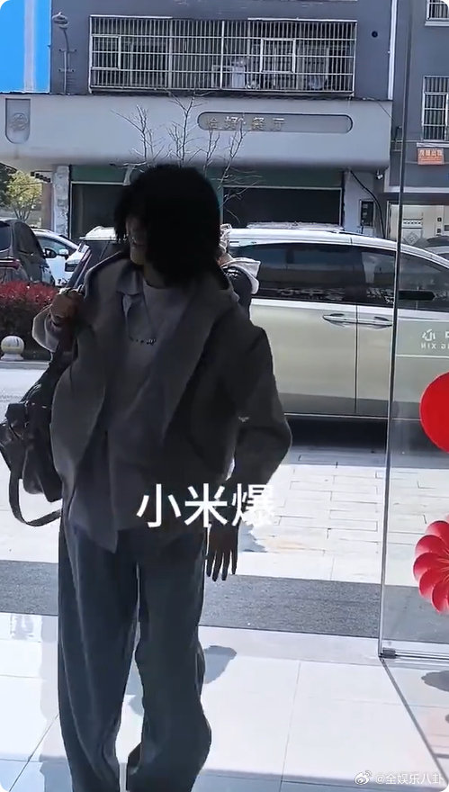 我暗恋的学姐就尚雯婕这样尚雯婕这身学姐感真的拉满！温柔知性又带点酷飒，认真搞事业