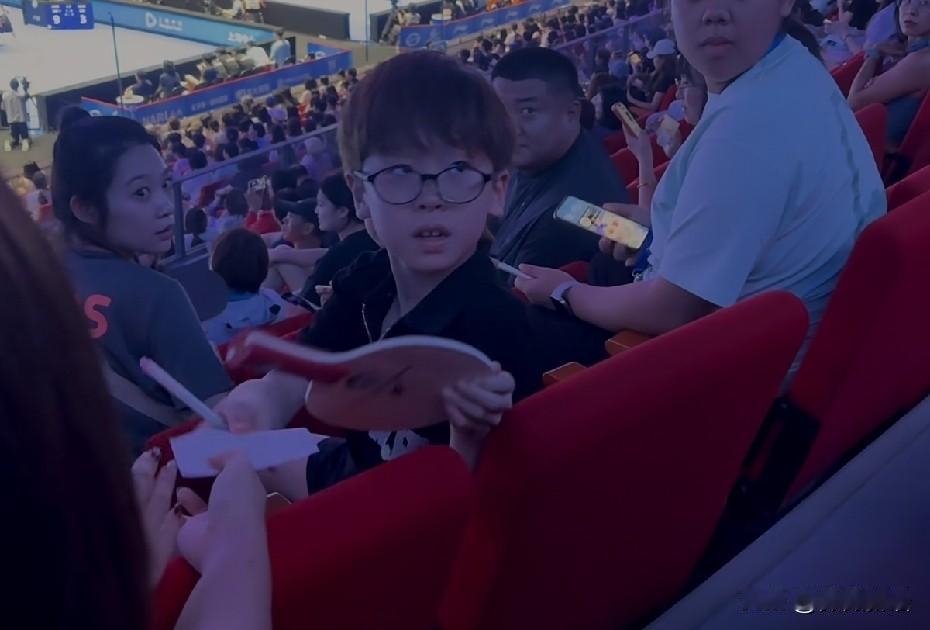凉皮昨晚也很忙，签了不少名呢。
昨天晚上是乒超第二阶段的最后一场比赛，凉皮和二宝