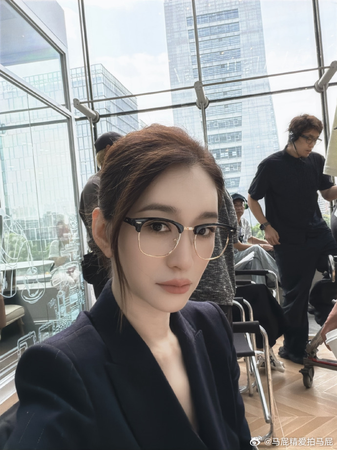 李小冉黑西装半框眼镜李小冉黑西装半框眼镜，姐姐帅成啥了李小冉帅成啥了 ​​​