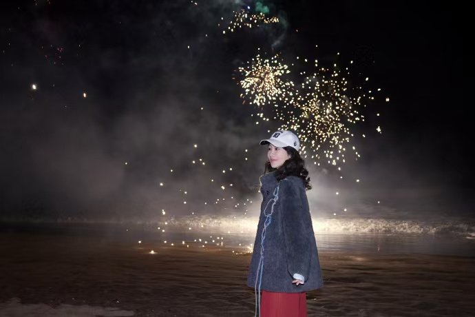 杨紫海边烟花碎片照杨紫工作室晒照庆祝国色芳华一周年杨紫海边烟花碎片照 