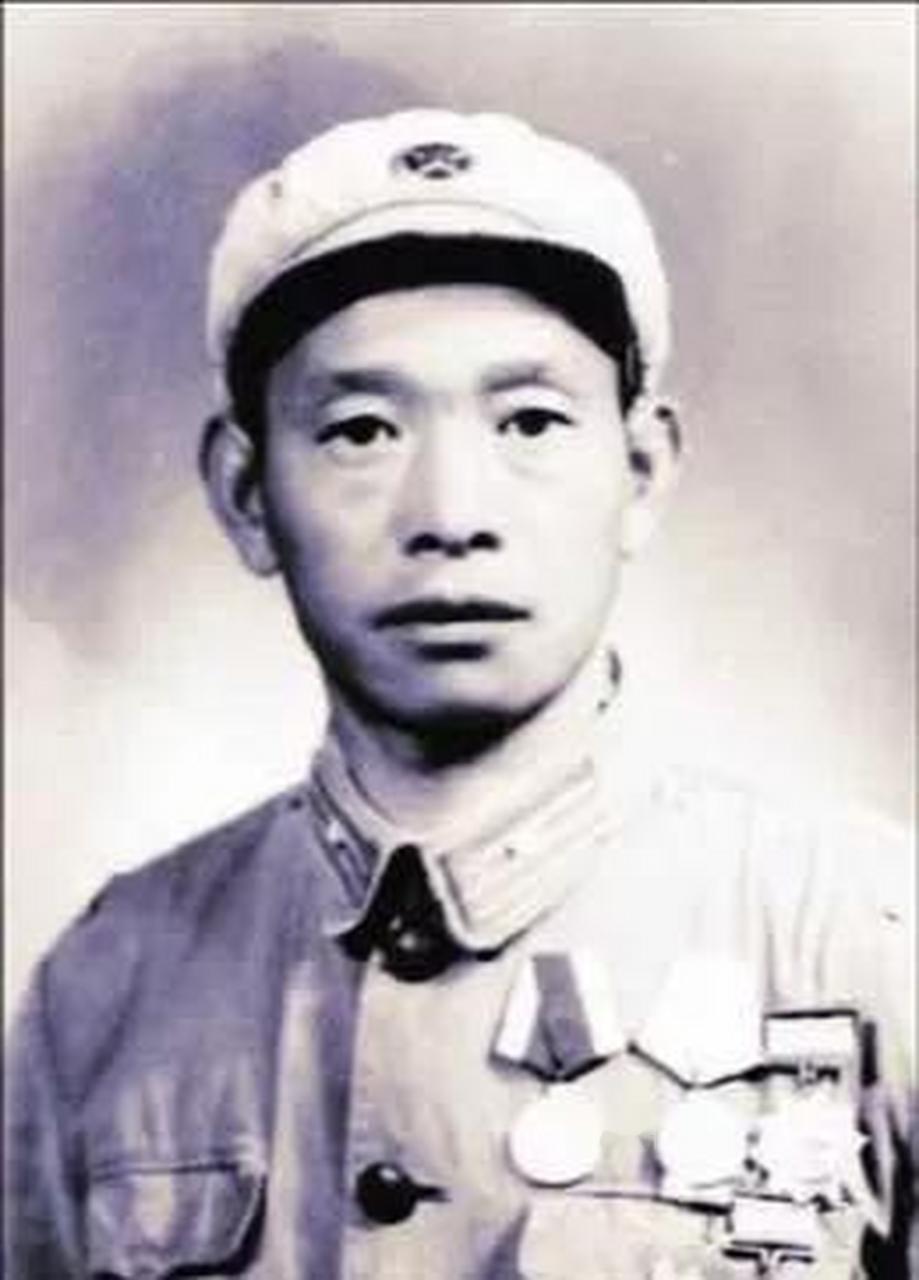 1940年9月30日夜，谢银才登着梯子爬上墙头，慢慢探出脑袋，顿时大吃一惊，只见