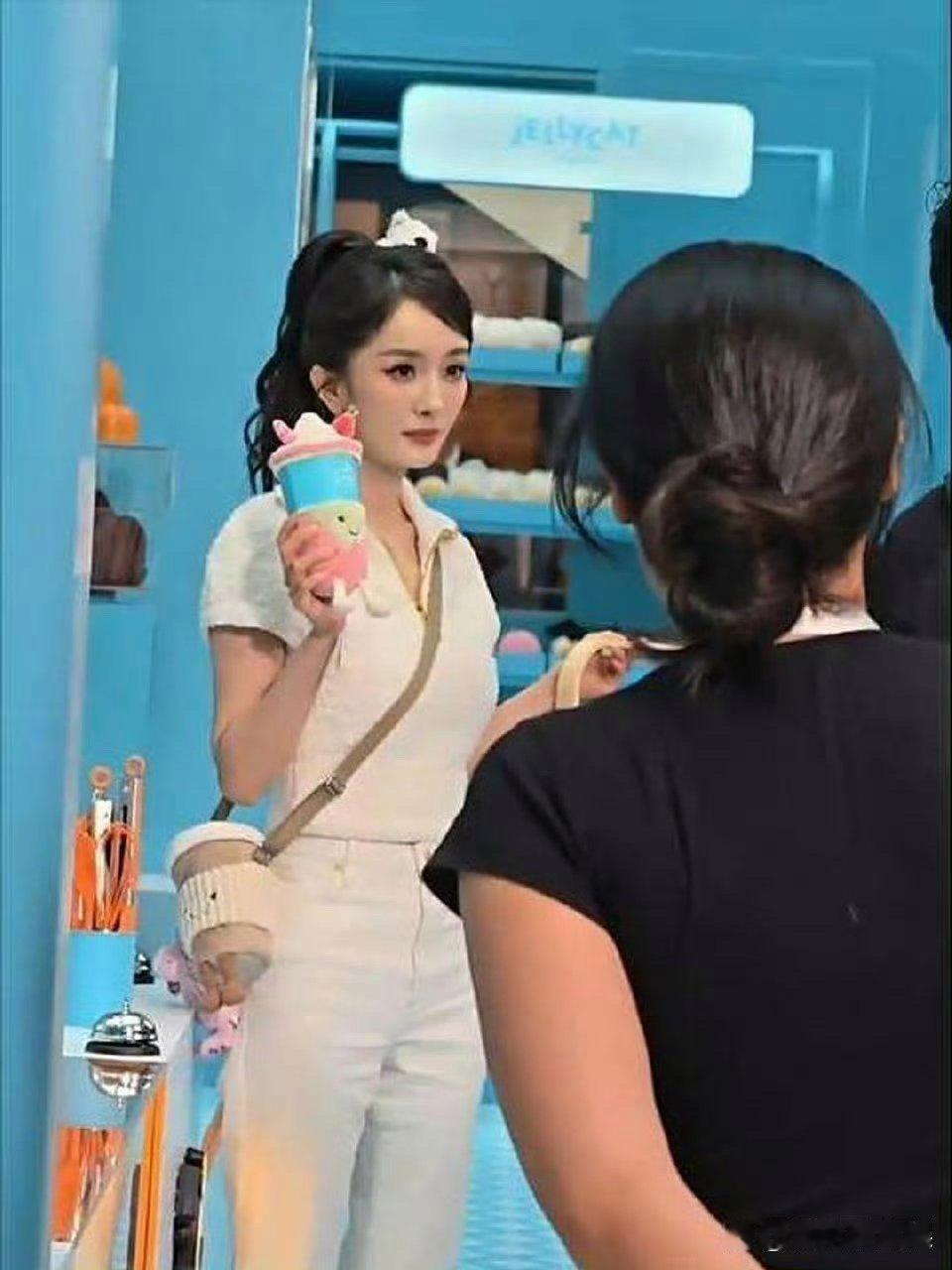 杨幂的身材也太能打了！就算是普通到不起眼的衣服，穿在她身上也立马有了质感，妥妥的