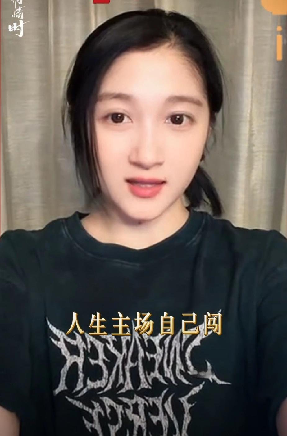 2月20日，关晓彤突然引发了热议，起因是一大早她在设计平台发了一个开心的表情包，