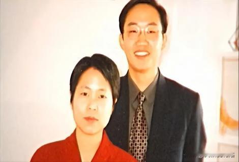 2003年9月11日，邱小强趁妻子洗澡之际，向她的咖啡杯中投入了致命剂量的麻醉剂