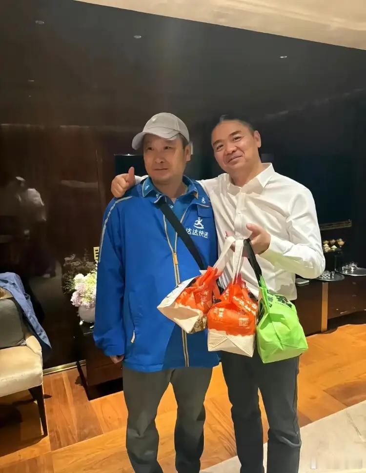 刘强东与外卖小哥合影东哥搭着外卖骑手肩膀，又是合影，又是送小费的，那神态丝毫没把