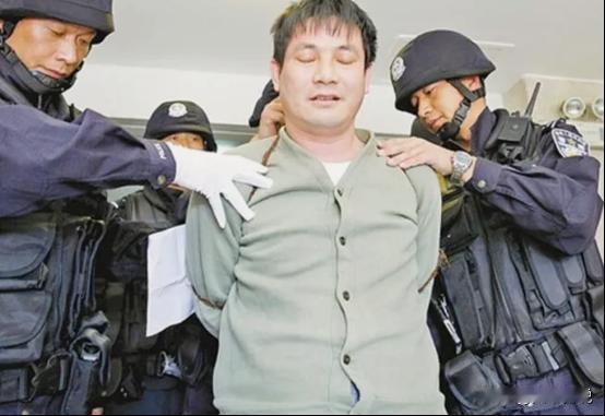 2013年，昆明看守所里，糯康即将面临死刑，因为绳子绑地太紧，他只能半弯着腰，只