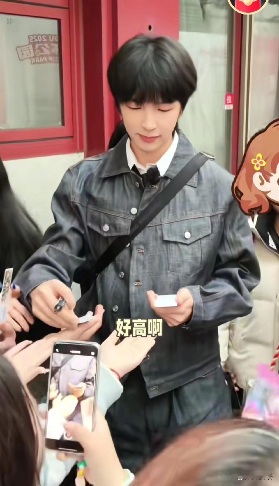 肖凯文昨天也去现场看比赛了。
今年的成都混团比赛，肖凯文又回来成都了，他还准备了