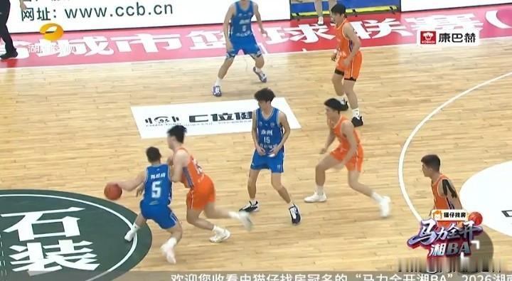 今晚19点半，在邵阳体育中心东道主邵阳队对阵前来挑战的永州队。
场上穿红色球衣的
