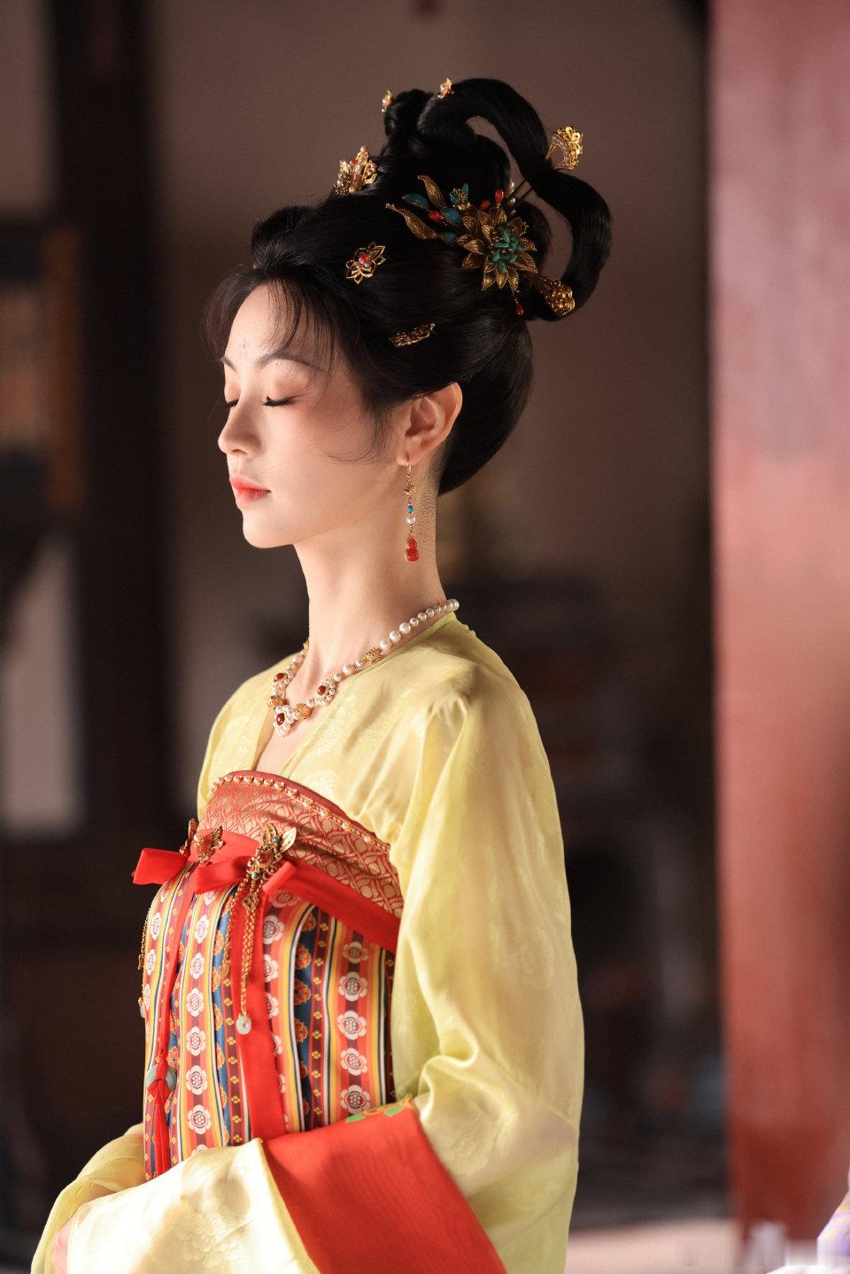 这田曦薇也太美了田曦薇的武祯造型也太绝了吧！红衣黑发配上她的五官，简直就是从小说