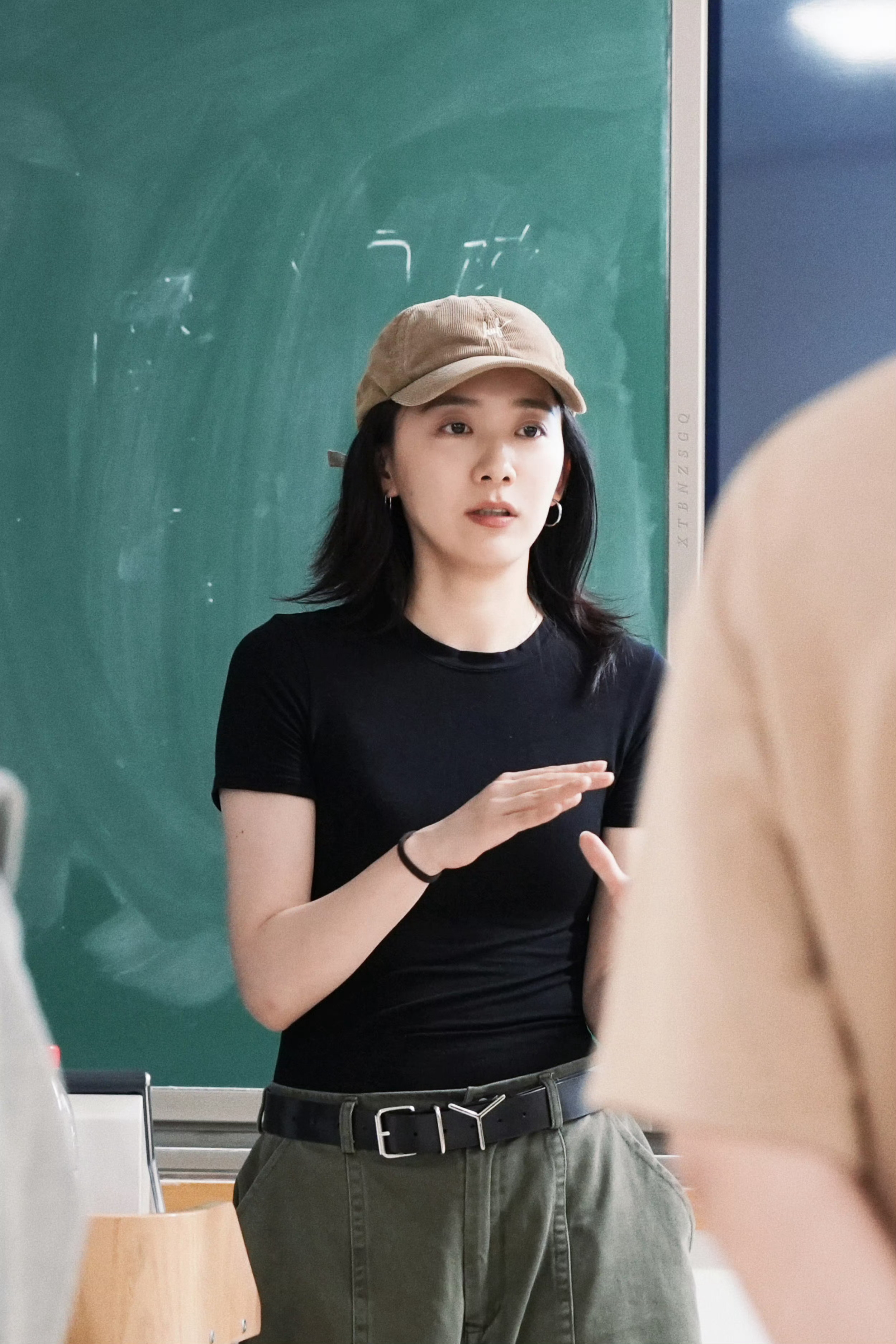 我嘞个豆，刚看到网友分享的图片，朱颜曼滋这松弛感都快溢出屏幕了，好Chill！