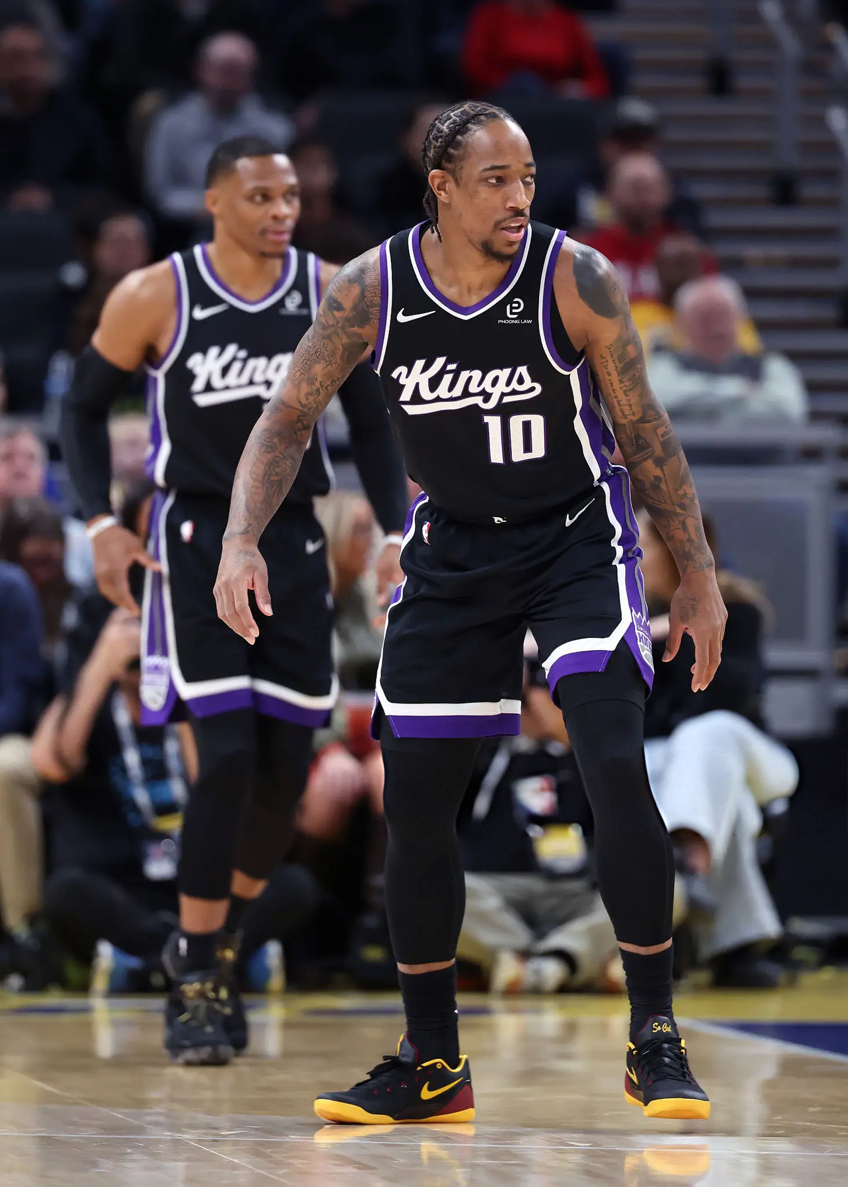 在谈到与拉塞尔·威斯布鲁克一起打球时，德罗赞表示“如果他和10头大象打架，我会和