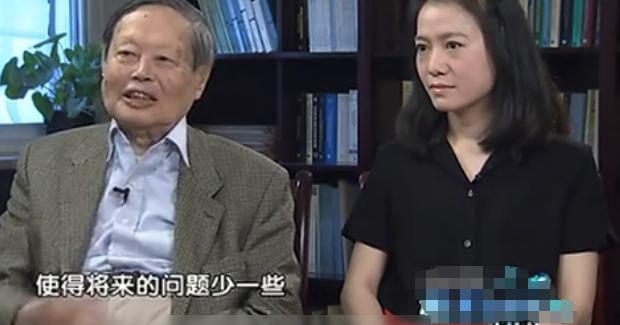 十多年前，杨振宁与翁帆接受采访，杨澜说：你们结婚时，翁帆的父亲曾说过这样一句话，