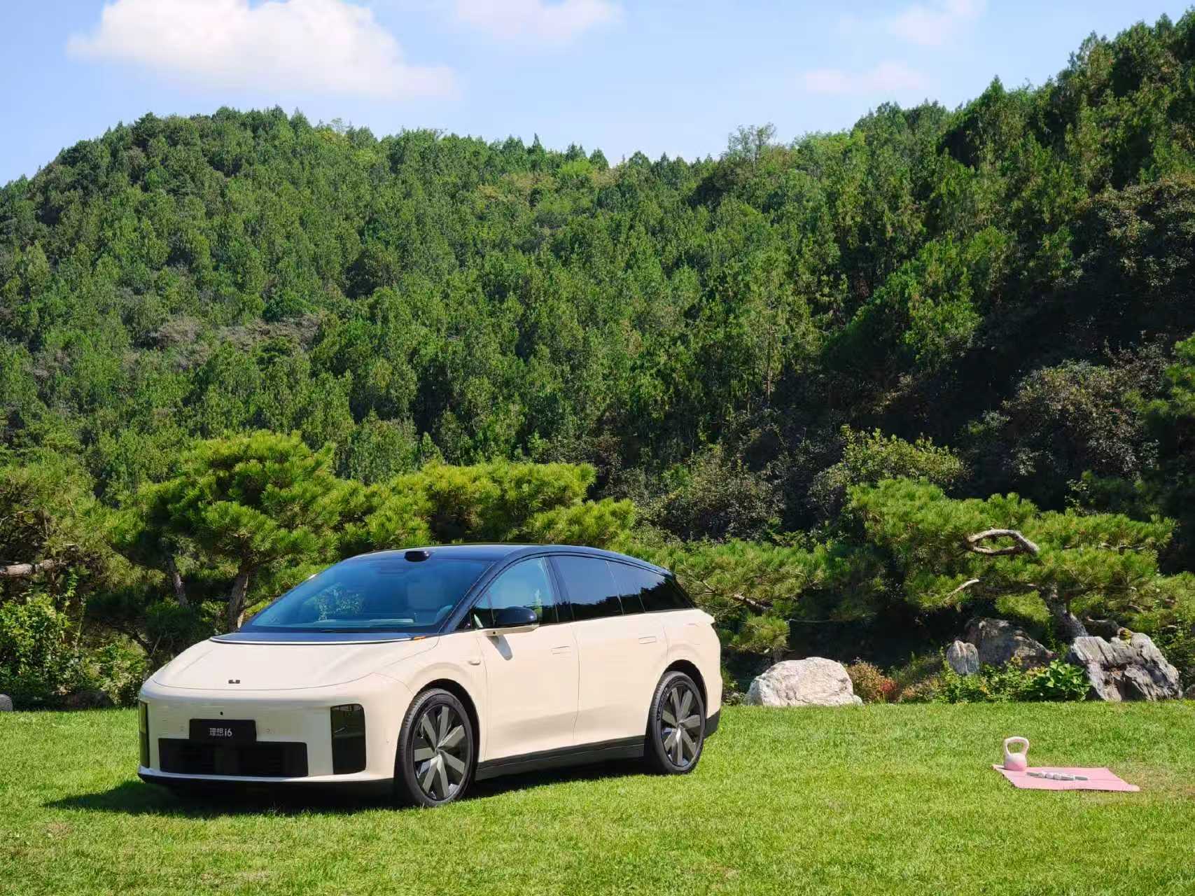 说实话光看i6的外观，加上理想一直以来的家用属性，确实会想不到它开起来这么爽，在