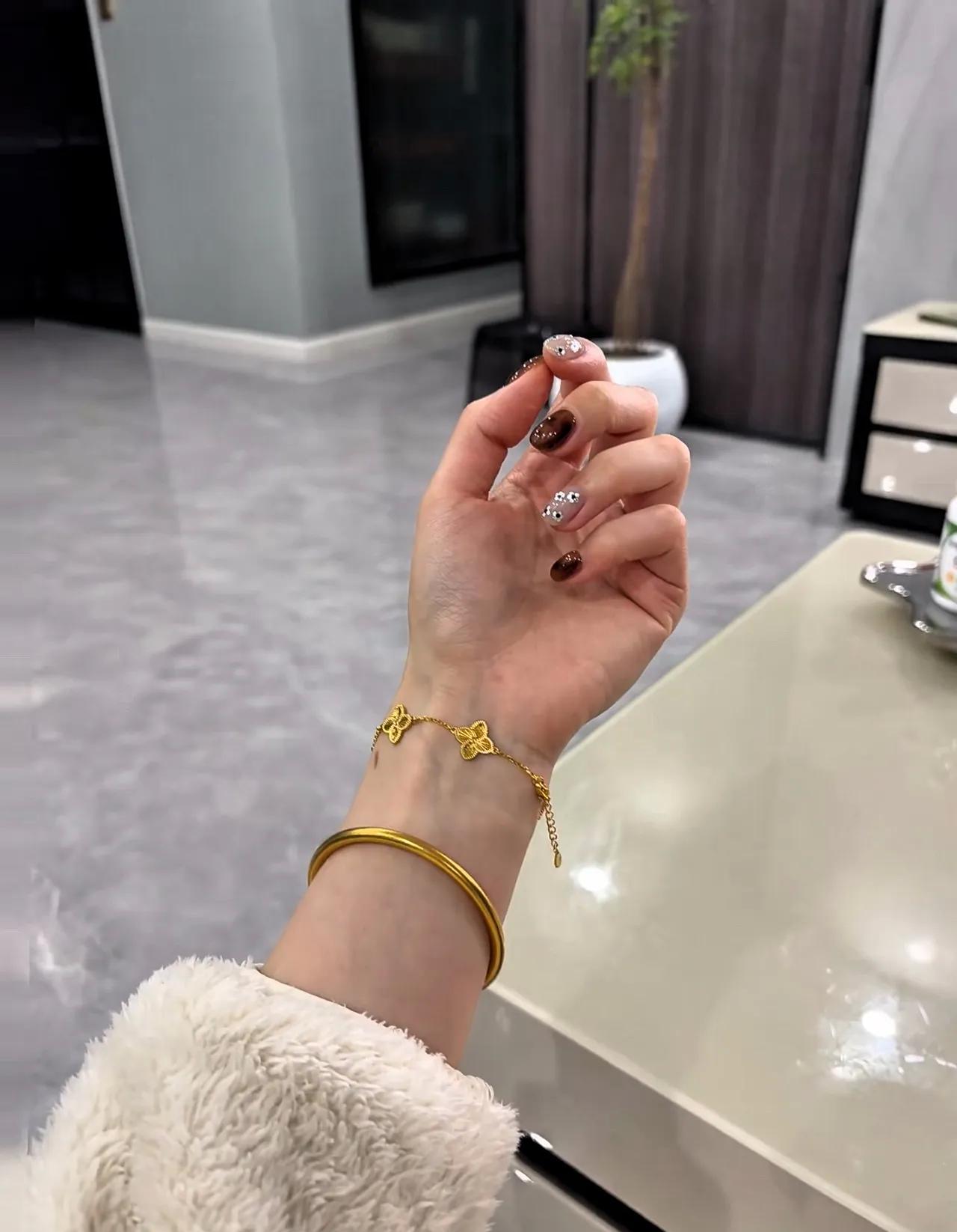 金价涨到千四克，

金店被盗一百七，

出门反光就招贼。

最近武汉破了个大案子