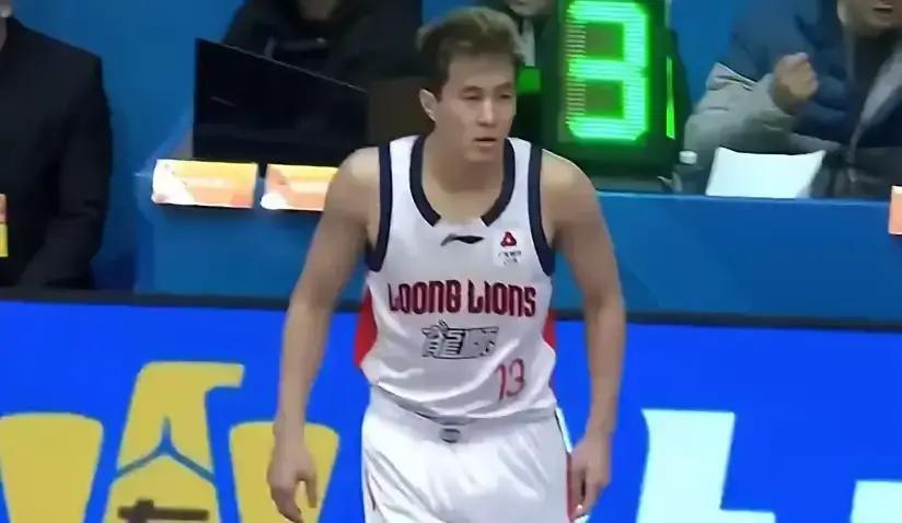 广州队现在还得指着艾伦撑着。
 
这场他拿了16分1篮板5助攻。
 
他在场上的