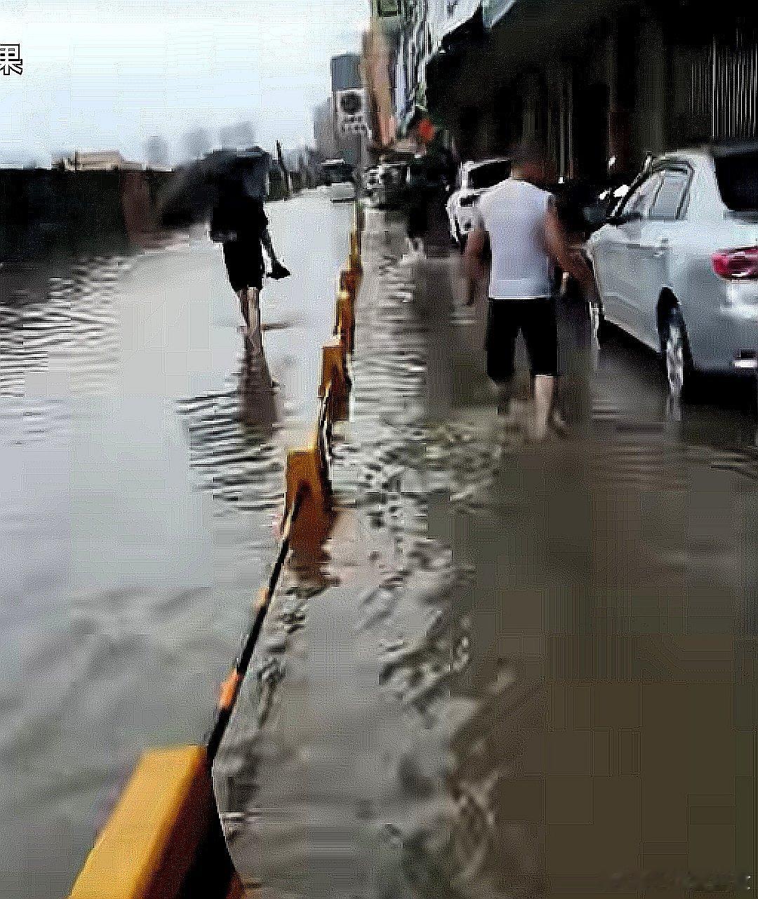 中国大陆辽宁省海城市大雨，水都进屋了，一天到晚吹牛逼的专家们去哪儿了 