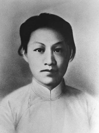 1936年，女英雄赵一曼被捕。她给守卫董宪勋塞了几张纸条，董宪勋看后脸色大变，并