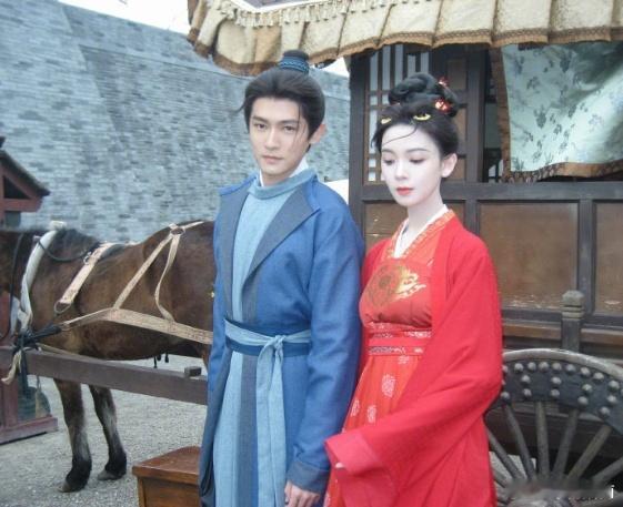 男主尽管发刀发糖的事交给男配，叶峥对朝露处处用心，每一份心意都藏着深情，绫罗互赠