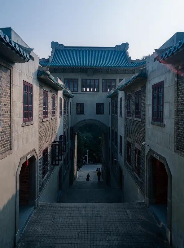 武汉大学取消预约入校后食堂爆满，学生“无座可坐”，游客爬树拍照，还有人直播学生上