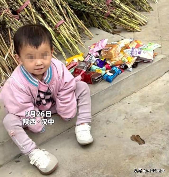 “‘她坐得笔直，眼睛发亮’！陕西理工新生拉练遇三岁萌娃，下一秒集体投喂零食堆成山