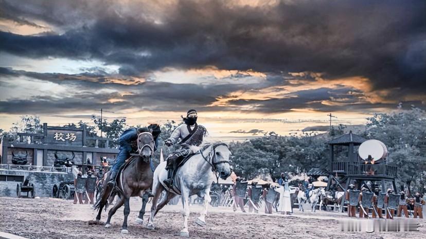 一人不进庙，二人不看井，三人不抱树，
老祖宗的话语，字字千金。

要相信人性，不