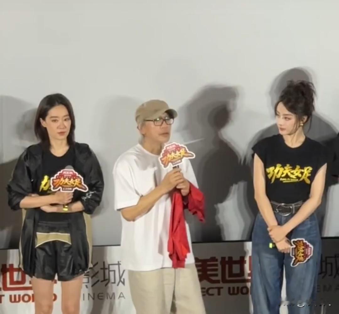 周星驰带着迪丽热巴和张小斐宣传自己的《功夫女足》，周星驰一直很低调。在媒体面前从
