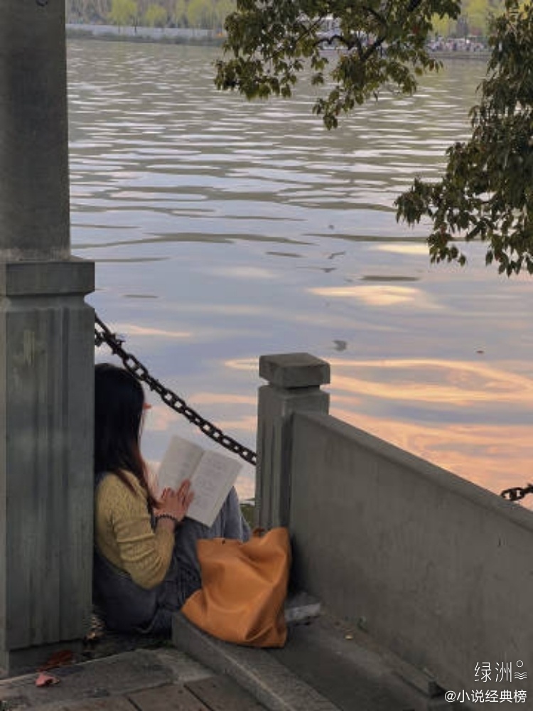 一个人心中毫无所爱的时候，可以满足于虚荣，但一旦有了爱情，虚荣就变得庸俗不堪。—